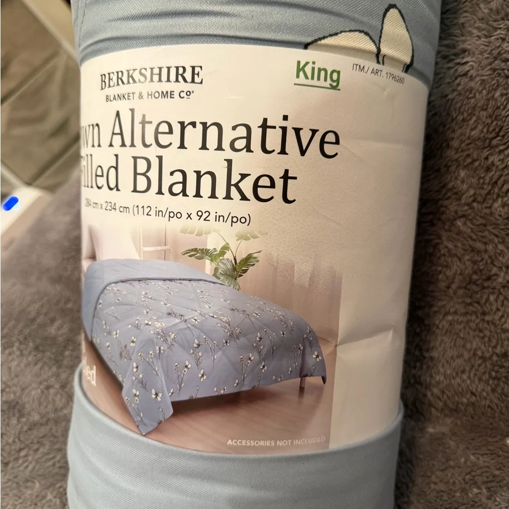 Berkshire Down Alternative Filled Blanket - Soft Blue